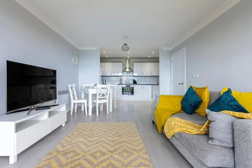 2-Bed Flat Next To Newbury Park Station Apartment Ilford
