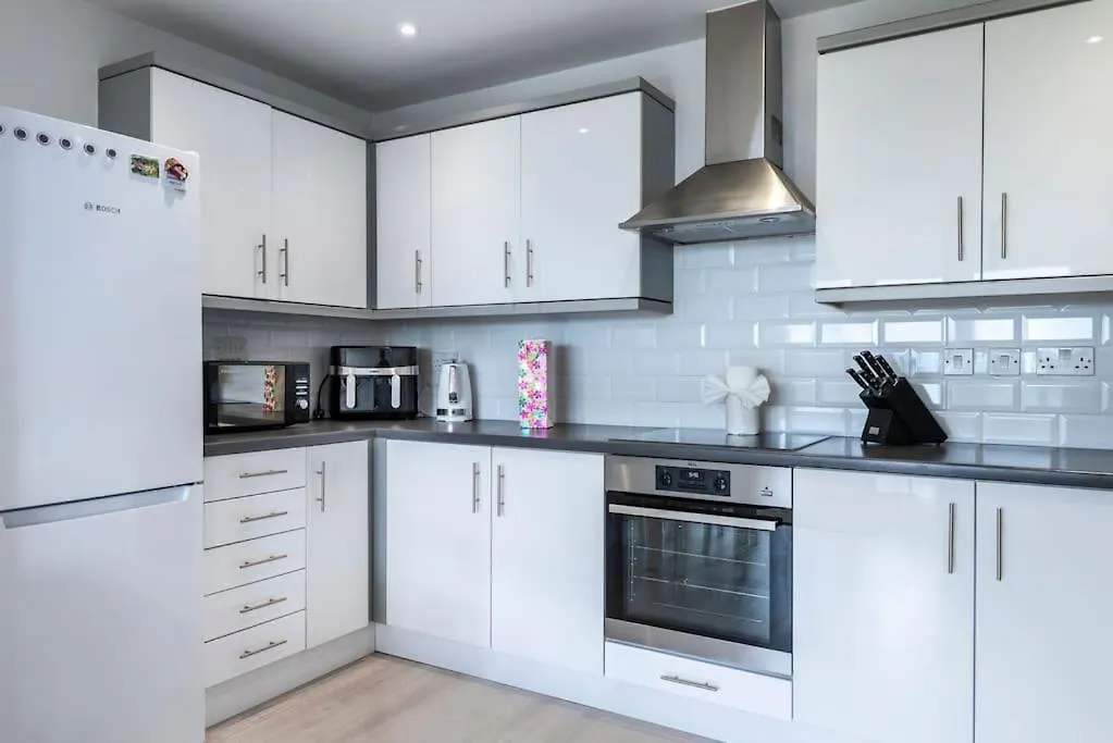 2-Bed Flat Next To Newbury Park Station Apartment Ilford 0*,  United Kingdom
