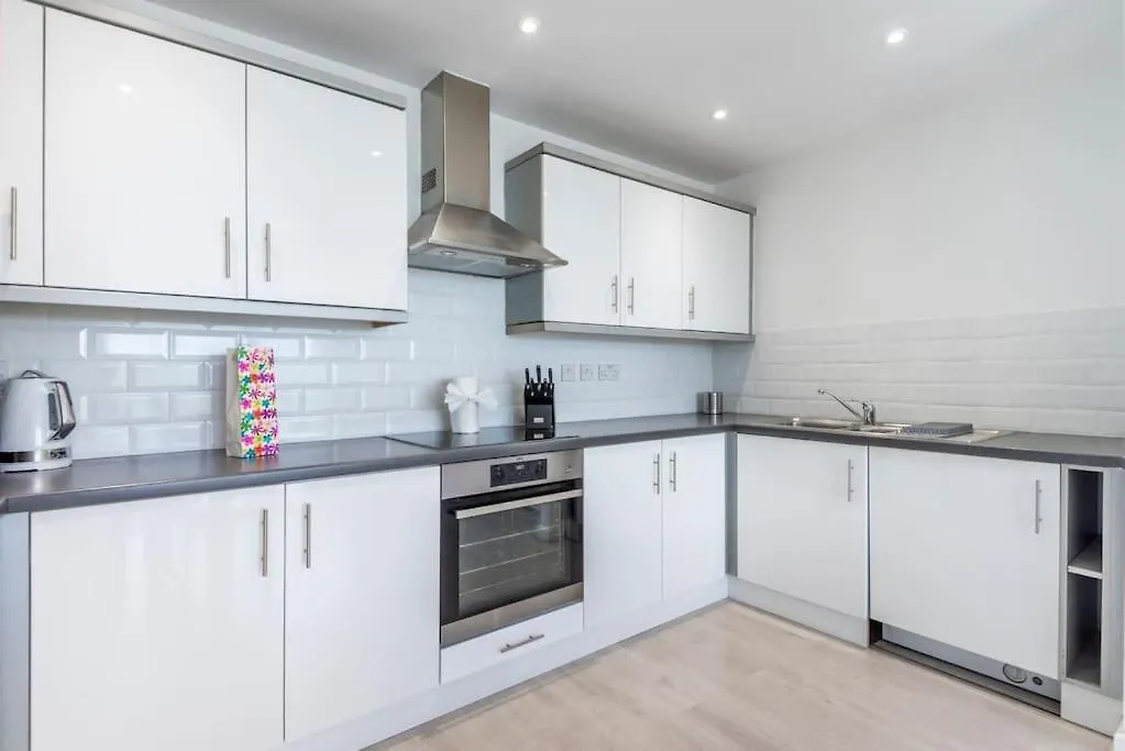 2-Bed Flat Next To Newbury Park Station Apartment Ilford