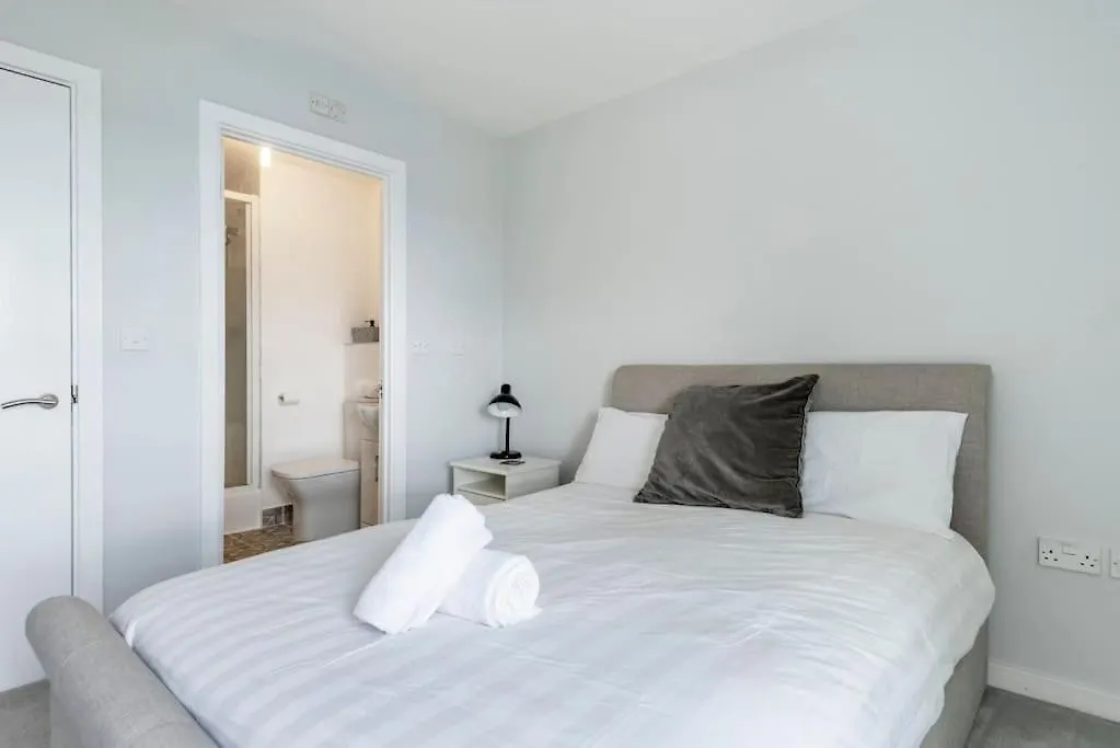 2-Bed Flat Next To Newbury Park Station Apartment Ilford